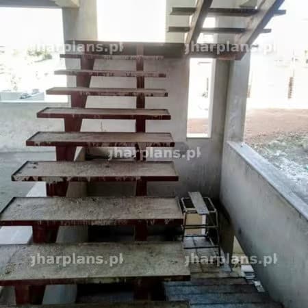تعمیراتی جگہ پر لوہے (آئرن) کی کچی سیڑھی کی تنصیب