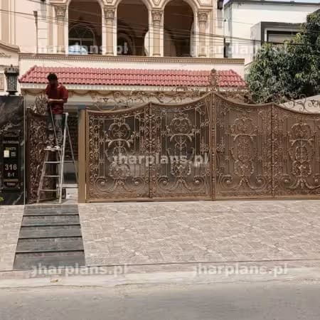 1 کنال کے گھر کا فرنٹ گیٹ پالش اور نصب کر دیا گیا
